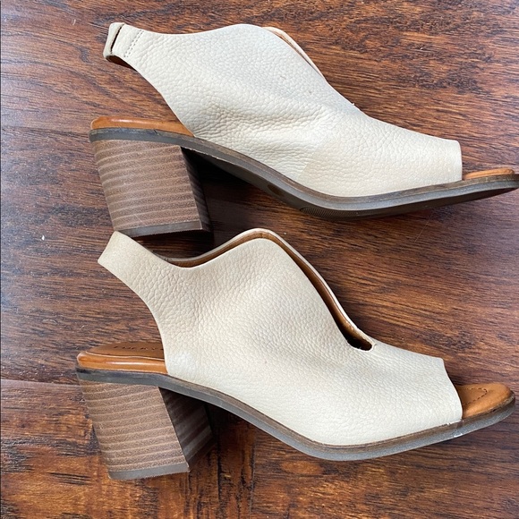 Lucky Brand Women's Cream Block Heel Sandals - Picture 4 of 5